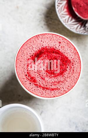 Rosafarbene Rübenlatte aus Keramikglas. Stockfoto