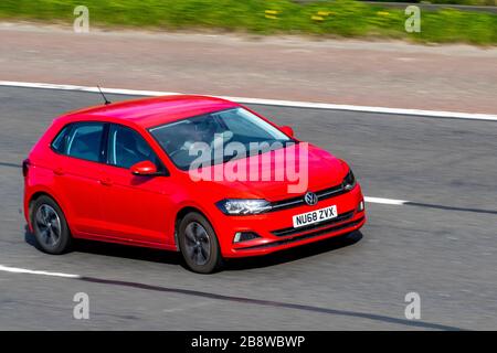 2018 Red VW Volkswagen Polo SE TSI; UK Fahrzeugverkehr, Transport, bewegliche Fahrzeuge, Fahrzeug, Straßen, Motoren, Autofahren auf der Autobahn M6 Stockfoto