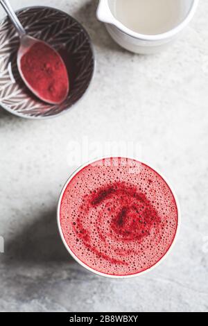 Rosafarbene Rübenlatte aus Keramikglas. Stockfoto