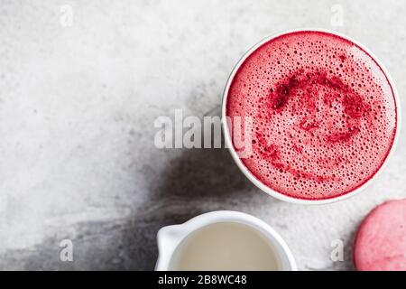 Rosafarbene Rübenlatte aus Keramikglas. Stockfoto