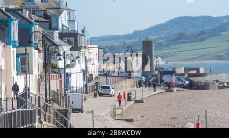 Lyme Regis, Dorset, Großbritannien. März 2020. Wetter in Großbritannien: Die Strände von Lyme Regis waren fast leer, da die Menschen dem Regierungsratschlag folgen, sich in sozialer Distanzierung zu engagieren und/oder sich von belebten Gebieten inmitten des Coronavirus Ausbruchs fernzuhalten. Kredit: Celia McMahon/Alamy Live News Stockfoto