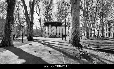 Leere Zagreb Straßen während Corona Virus Epidemie. Leerer Musikpavillon auf dem Zrinjevac Platz mit nur wenigen Menschen, die vorbeikommen Stockfoto