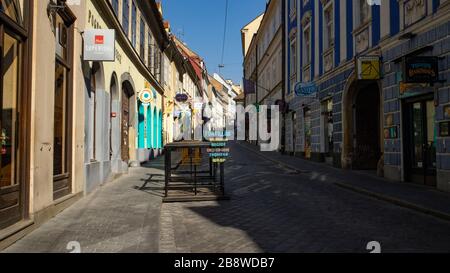 Leere Straßen in Zagreb während der Corona-Virusepidemie. Leere Straße Radićeva, normalerweise voll von Menschen und Touristengruppen, nur wenige Menschen sind zu Fuß zu erreichen. Stockfoto