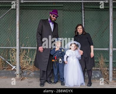 Portrait einer jüdischen Familie in ihren Purim-Kostümen. In Williamsburg, Brooklyn, New York City. Stockfoto