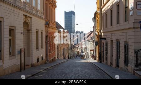 Leere Straßen in Zagreb während der Corona-Virusepidemie. Leere Straße Radićeva, normalerweise voll von Menschen und Touristengruppen, nur wenige Menschen sind zu Fuß zu erreichen. Stockfoto