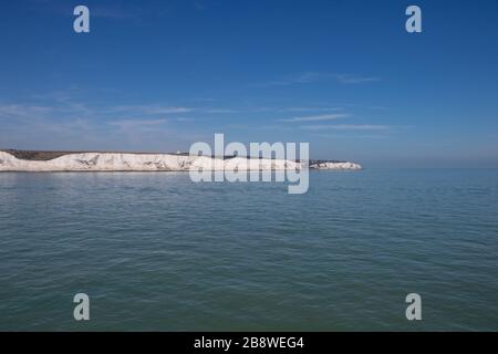 Blick von der Fähre zwischen Calais und Dover auf die weißen Klippen in Großbritannien, Großbritannien Stockfoto