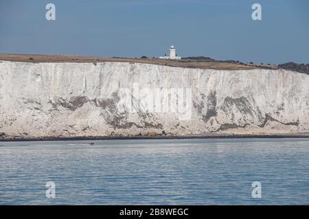 Blick von der Fähre zwischen Calais und Dover auf die weißen Klippen in Großbritannien, Großbritannien Stockfoto