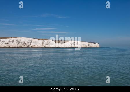 Blick von der Fähre zwischen Calais und Dover auf die weißen Klippen in Großbritannien, Großbritannien Stockfoto