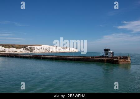 Blick von der Fähre zwischen Calais und Dover auf die weißen Klippen in Großbritannien, Großbritannien Stockfoto