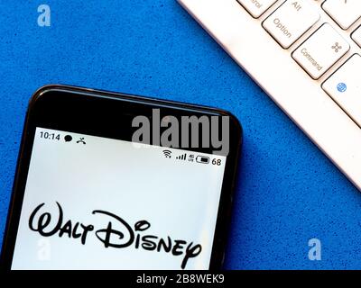 In dieser Abbildung ist ein Walt Disney-Logo zu sehen, das auf einem Smartphone angezeigt wird. Stockfoto