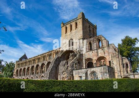 Spaziergang durch die historische Jedburgh Abteikirche in Großbritannien, Großbritannien Stockfoto