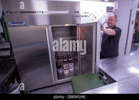 18. März 2020, Mecklenburg-Vorpommern, Trassenheide: Hoteldirektor Torsten Kaliebe steht neben einem fast leeren Kühlschrank in der Küche im inzwischen geschlossenen Hotel "Kaliebe" auf der Ostseeinsel Usedom. Aufgrund von Schutzmaßnahmen für Korona werden zunächst alle Unterkünfte bis zum 19. April geschlossen. Die letzten Urlauber müssen die Touristengebiete an der Ostsee bis zum 19.03.2020 verlassen. Die Zufahrtsstraßen zu Ostseeinseln wie Usedom, Rügen oder Poel werden aufgrund der Korona-Epidemie kontrolliert. Der Grund für die Blockade ist, dass die Gesundheitssysteme der Inseln nicht im Übergewicht sind Stockfoto