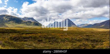 Schöne Aussicht im Tal von Glencoe rund um das Gebiet der drei Schwestern im Hochland Schottlands Stockfoto