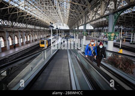 Manchester, Großbritannien. März 2020. Zwei maskierte Menschen gehen heute Morgen durch den Bahnhof Piccadilly. Kredit: ÊAndy Barton/Alamy Live Nachrichten Stockfoto