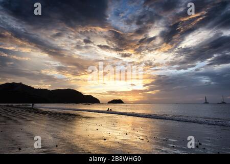 Traumhafter Sonnenuntergang über einem Strand in Costa Rica. Wunderschöne landschaft des pazifischen Ozeans. Stockfoto