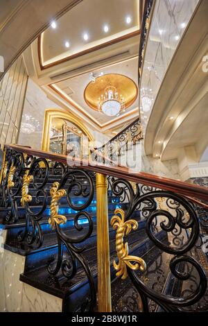 Wendeltreppe mit verzierten Geländern im Hotel Lisboa. Macau, China. Stockfoto