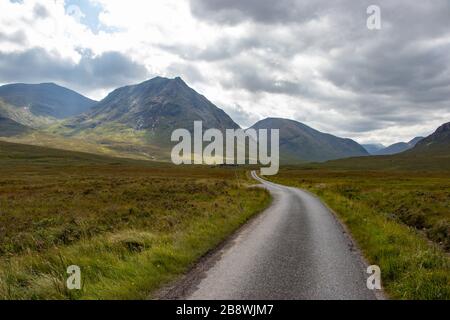 Schöne Aussicht im Tal von Glencoe rund um das Gebiet der drei Schwestern im Hochland Schottlands Stockfoto