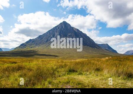 Schöne Aussicht im Tal von Glencoe rund um das Gebiet der drei Schwestern im Hochland Schottlands Stockfoto