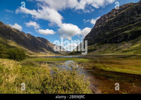 Schöne Aussicht im Tal von Glencoe rund um das Gebiet der drei Schwestern im Hochland Schottlands Stockfoto