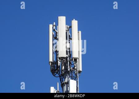 Weiße Farbe Antenne Repeater Turm auf blauen Himmel hautnah Stockfoto