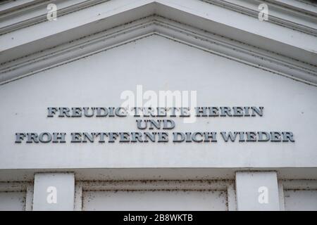 Magdeburg, Deutschland. März 2020. "Kommen Sie freudig herein und entfernen Sie sich wieder freudig" ist unter dem Gable des Opernhauses des Theaters Magdeburg zu lesen. Am 14. März 2020 stellte das Theater in Magdeburg seinen Aufführungsbetrieb ein. Die Premieren wurden verschoben. Kredit: Klaus-Dietmar Gabbert / dpa-Zentralbild / ZB / dpa / Alamy Live News Stockfoto