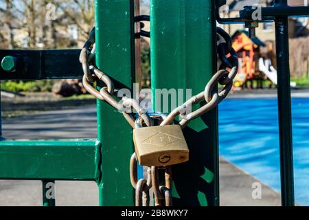 Brunswick Park, Camberwell, London, Großbritannien. März 2020. Vorhängeschlösser an einem Spielplatztor. Alle Spielplätze in Southwark wurden vom rat am 22. März 2020 geschlossen, um die Ausbreitung des Coronavirus zu verhindern. Kredit: Tom Leighton/Alamy Stockfoto