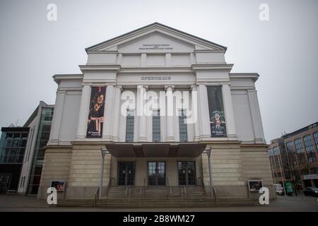 Magdeburg, Deutschland. März 2020. Das Opernhaus des Theaters Magdeburg. Das Theater Magdeburg stellte seinen Aufführungsbetrieb am 14. März 2020 ein. Die Premieren wurden verschoben. Kredit: Klaus-Dietmar Gabbert / dpa-Zentralbild / ZB / dpa / Alamy Live News Stockfoto