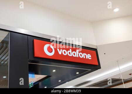 Adelaide, Australien - 17. August 2019: Vodafone-Filiale mit Logo über dem Eingang im Einkaufszentrum Unley Stockfoto