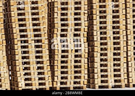 Detail der Lager Holzpalette unter Sonnenlicht Stockfoto