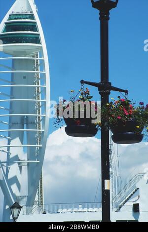 Ölfarbe von Spinnaker Tower und Lampe in Old Portsmouth, Hampshire, Großbritannien Stockfoto