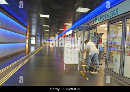 Corona Geisterstadt Zürich Stadt: Der Hauptbahnhof ist leer. Kaum Menschen und überhaupt keine Menschenmassen. Stockfoto