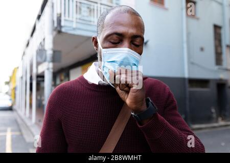 Afroamerikanische tragen eine Kovid19-Coronavirus-Maske auf der Straße Stockfoto