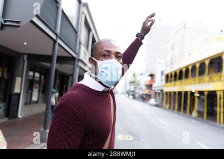 Afroamerikanische tragen eine Kovid19-Coronavirus-Maske auf der Straße Stockfoto