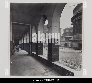 ARKADE, GEFÄNGNIS SAINT-LAZARE (HAUSARREST), RUE DU FAUBOURG SAINT-DENIS, 10. BEZIRK Arcades, Gefängnis Saint-Lazare (Maison d'arrêt), Rue du Faubourg Saint-Denis. Paris, 10ème arr., vers 1910. Photographie de la Préfecture de Police. Paris, musée Carnavalet. Stockfoto