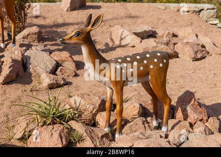 Katta Turk, Usbekistan - 18. Oktober 2019: Statue eines jungen sika-hirsches auf der Seite der Straße im Distrikt Dangara. Stockfoto