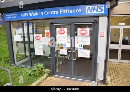 Warnschilder für Coronavirus am Eingang zum NHS Walk-in-Center, Norwich UK März 2020 Stockfoto