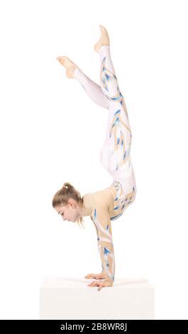 Akrobat Turnen, ein junger Zirkuskünstler in einem weißen und blauen Anzug, führt akrobatische Elemente aus. Studio, das ein isoliertes Bild auf weißem Hintergrund abschießt Stockfoto