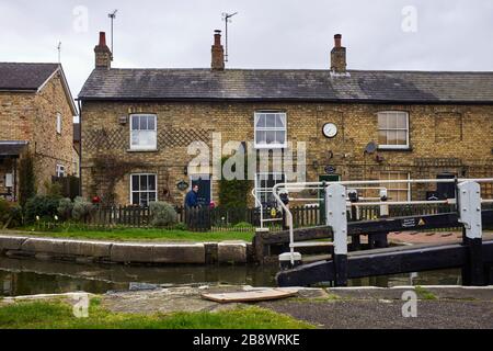 Lockside Cottages in Fenny Stratford Locks am Canal Grande in Milton Keynes Stockfoto