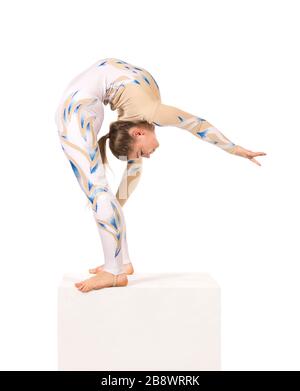Akrobat Turnen, ein junger Zirkuskünstler in einem weißen und blauen Anzug, führt akrobatische Elemente aus. Studio, das ein isoliertes Bild auf weißem Hintergrund abschießt Stockfoto