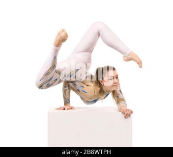 Akrobat Turnen, ein junger Zirkuskünstler in einem weißen und blauen Anzug, führt akrobatische Elemente aus. Studio, das ein isoliertes Bild auf weißem Hintergrund abschießt Stockfoto