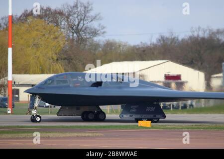 Northrop Grumman B-2 Spirit Stealth-Bomber, der nach Übungen in Europa, RAF Fairford, Großbritannien, in die USA ausging Stockfoto