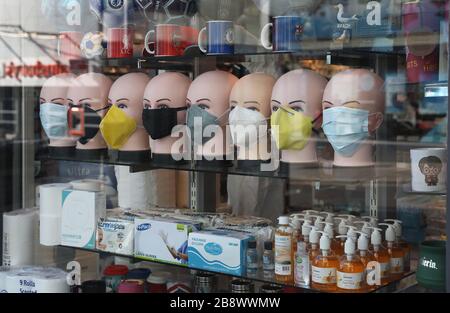 Brighton, Großbritannien. März 2020. Masken zum Verkauf in einem Schaufenster in Brighton. Es ist fast unausweichlich, dass Großbritannien vielen der Weltländer folgen und sehr bald in den Sperrbereich gehen wird. Credit: James Boardman/Alamy Live News Stockfoto