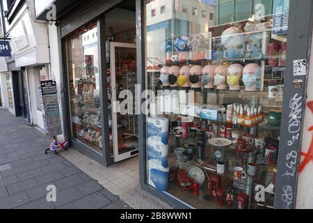 Brighton, Großbritannien. März 2020. Masken zum Verkauf in einem Schaufenster in Brighton. Es ist fast unausweichlich, dass Großbritannien vielen der Weltländer folgen und sehr bald in den Sperrbereich gehen wird. Credit: James Boardman/Alamy Live News Stockfoto