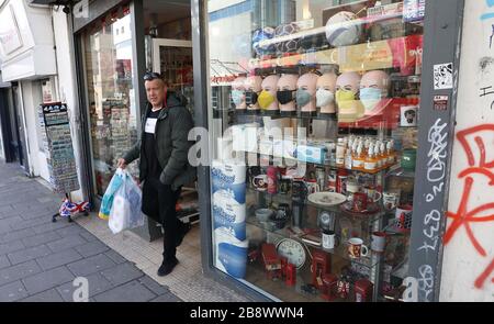 Brighton, Großbritannien. März 2020. Masken zum Verkauf in einem Schaufenster in Brighton. Es ist fast unausweichlich, dass Großbritannien vielen der Weltländer folgen und sehr bald in den Sperrbereich gehen wird. Credit: James Boardman/Alamy Live News Stockfoto