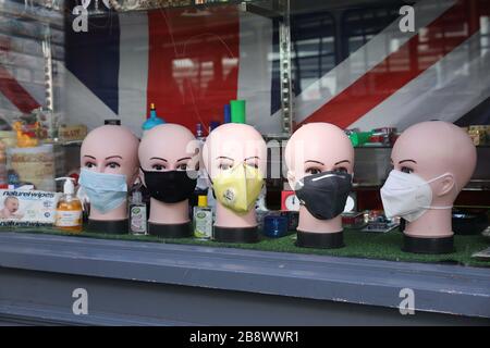 Brighton, Großbritannien. März 2020. Masken zum Verkauf in einem Schaufenster in Brighton. Es ist fast unausweichlich, dass Großbritannien vielen der Weltländer folgen und sehr bald in den Sperrbereich gehen wird. Credit: James Boardman/Alamy Live News Stockfoto