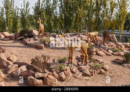 Katta Turk, Usbekistan - 18. Oktober 2019: Sika-Hirschstatue auf der Seite der Straße im Distrikt Dangara. Stockfoto