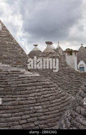 Trulli konischen Dächern aus Stein, Alberobello, Trulli Dorf, Apulien, Italien. Alberobello ist eine kleine Stadt (ca. 11.000) in Apulien in Süditalien enthalten Stockfoto