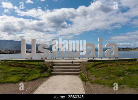 Weißer Ushuaia schreibt im Hafen Stockfoto