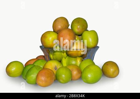 Nahaufnahme des Haufens der chinesischen Frucht Jujube, Ziziphus jujujuba in einer Schüssel auf weißem Hintergrund. Stockfoto