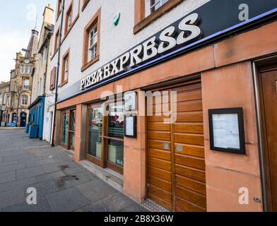 Edinburgh, Schottland, Großbritannien. März 2020. Leere Straßen während der Pandemie von Covid-19 Coronavirus in der Hauptstadt, da die Botschaft, zu Hause zu bleiben, die sozialen Distanzierungsmaßnahmen zu beachten scheint, trotz des schönen Sonnenscheins im Frühling Wirkung zu zeigen. Die üblichen belebten Straßen in Leith sind ungewöhnlich ruhig, alle Bars und Restaurants geschlossen und die Straßen am Ufer geschlossen wie diese Pizza Express Stockfoto